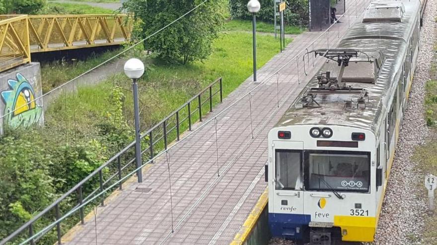 Un tren de la línea de viajeros Gijón-Laviana