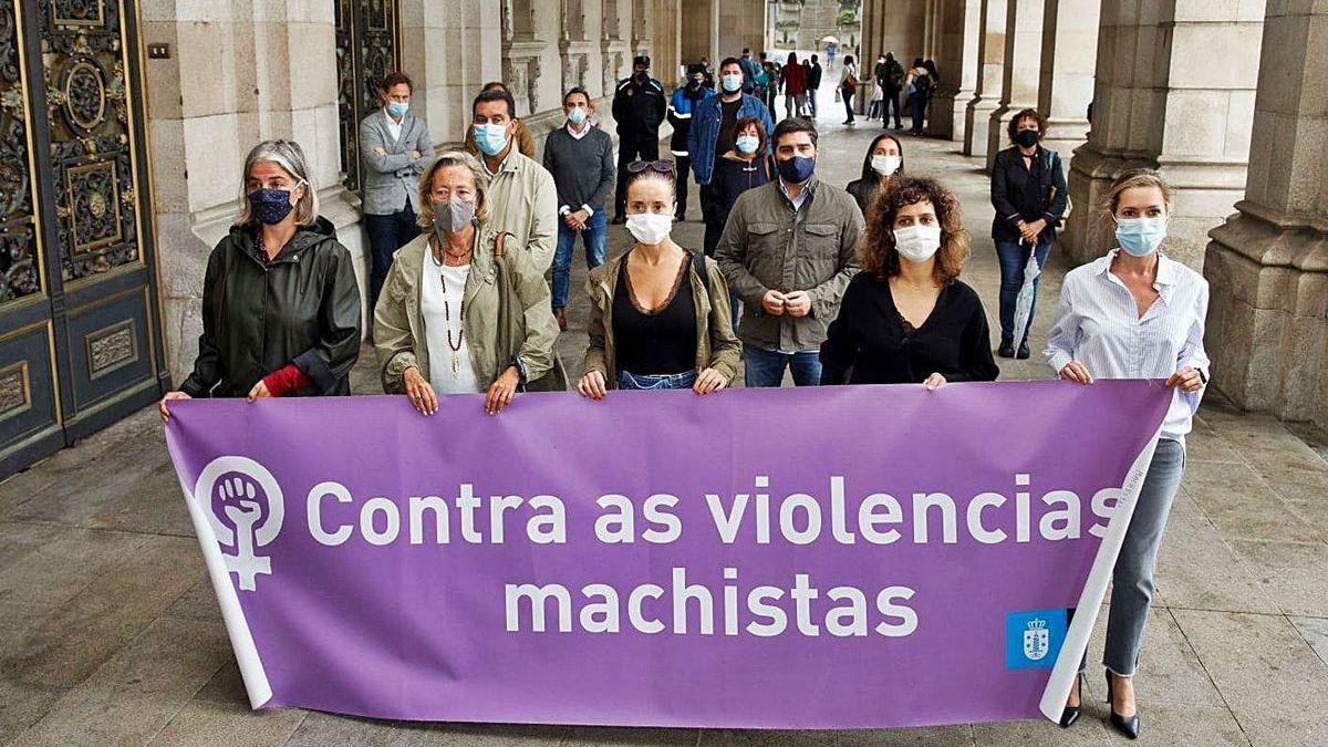 Concentración en repulsa por el asesinato machista de Cádiz
