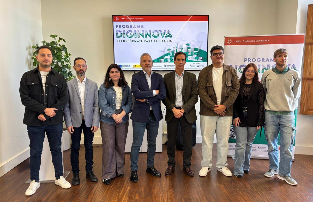 Javier Franco, director de la ACIISI, y Eduardo Manrique de Lara, director gerente de la FULP, junto a participantes del programa Diginnova