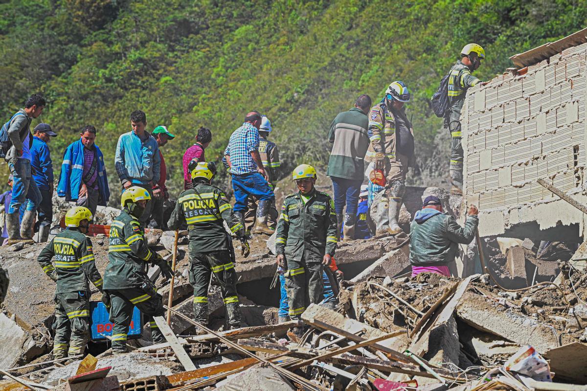 Equipos de rescate trabajan buscan desaparecidos tras una avalancha en Quetame, Colombia