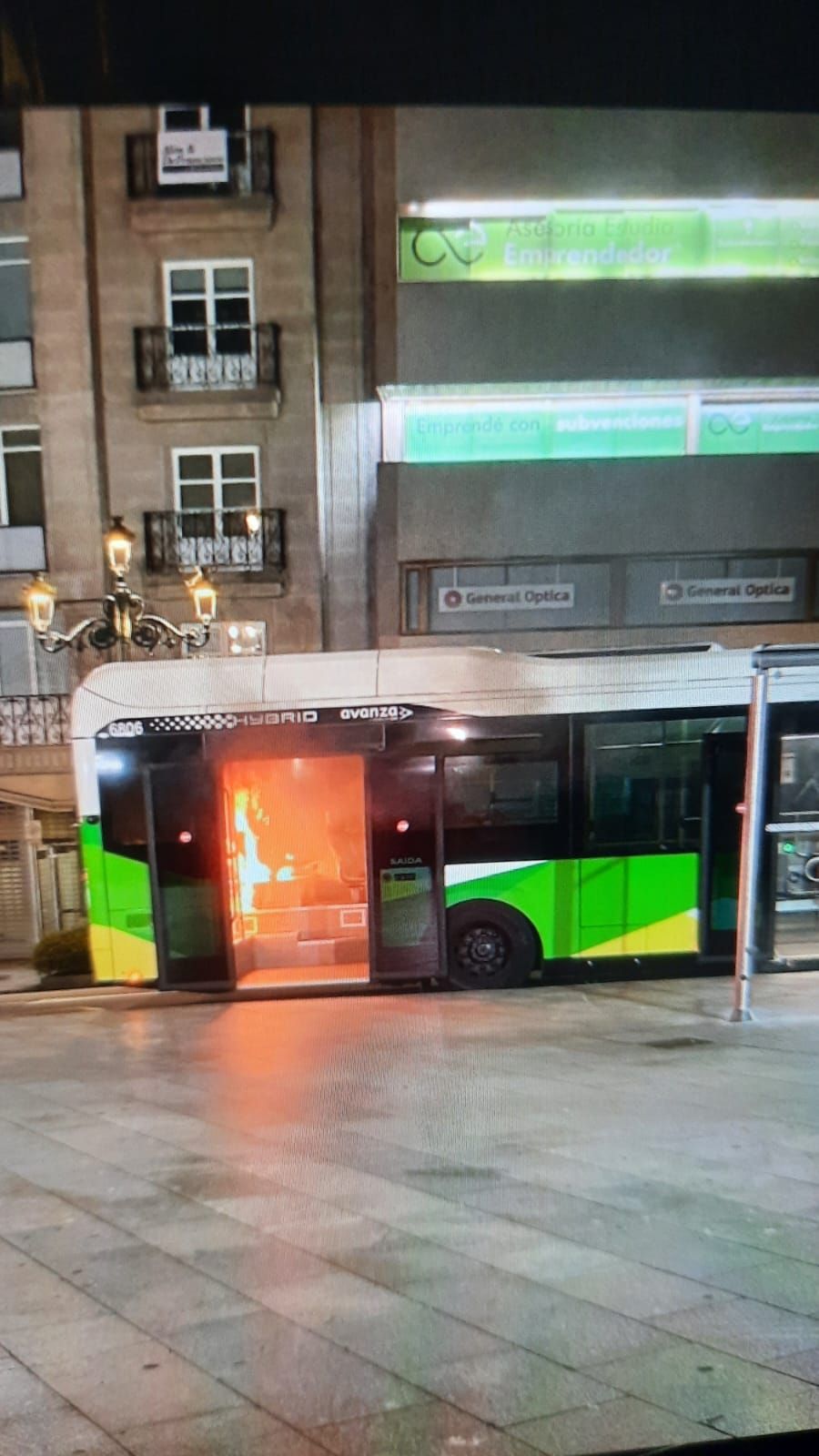 Las llamas calcinan un autobús en pleno centro de Vigo