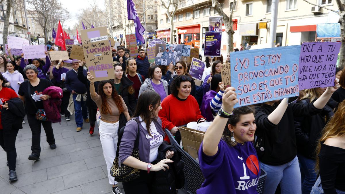 Las pancartas más llamativas de la manifestación estudiantil del 8M en Zaragoza