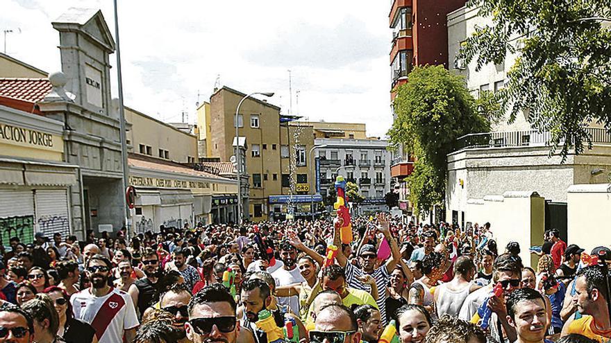 Participantes en la &quot;Batalla naval&quot;, ayer, en Vallecas. // Efe