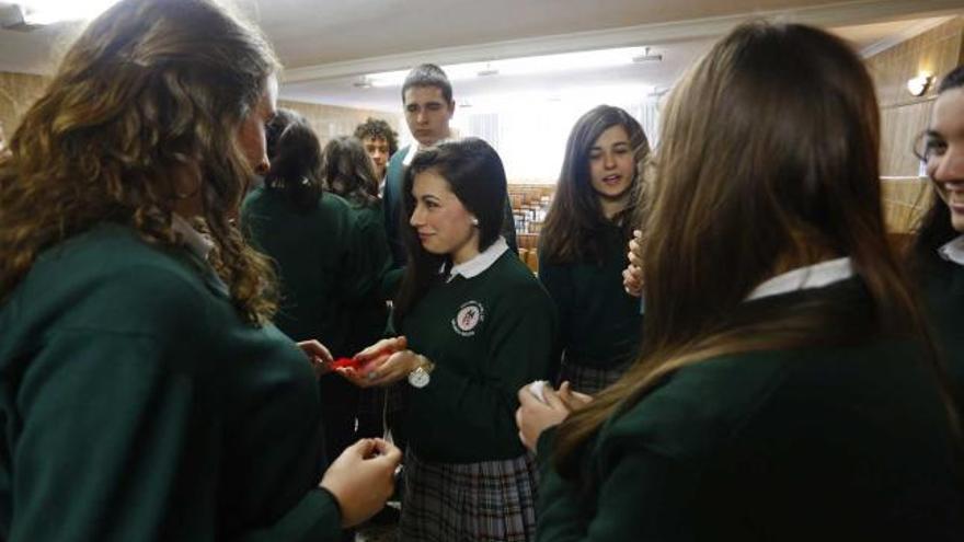 Una de las alumnas del Luisa de Marillac muestra uno de los inventos a sus compañeros y los visitantes chilenos.