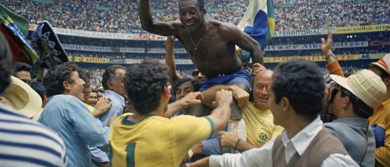 Pelé es lllevado en volandas tras ganar la Copa del Mundo.