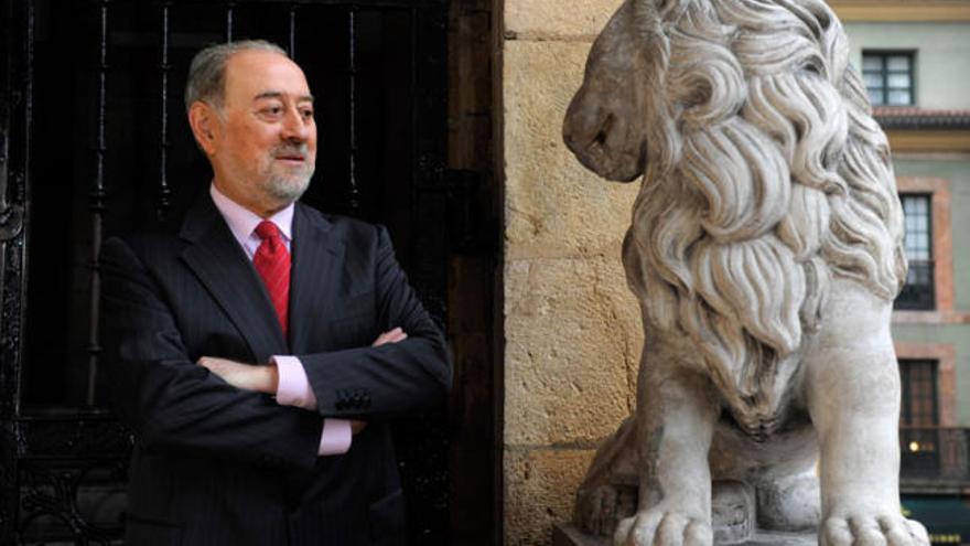 Gabino de Lorenzo, junto al león de la puerta de la Casa Consistorial.