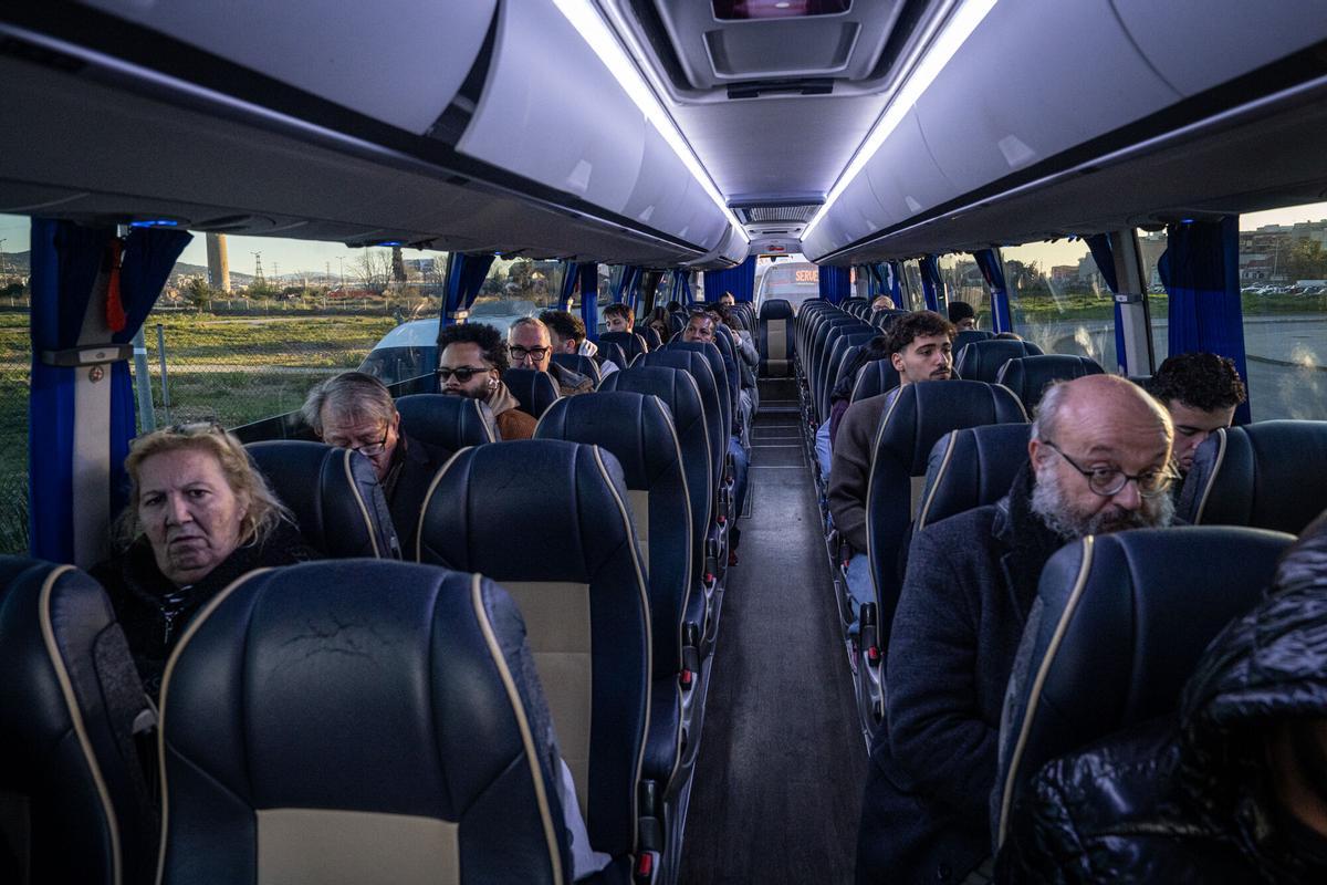 Barcelona 16/03/2026 Sociedad. Modificaciones en el servicio de Rodalies por las obras entre Garraf y Sitges, a partir del 16 de marzo.Eestación de RENFE del Prat, donde acaban los autobuses bus que vienen de Sant Vicenç AUTOR: MANU MITRU