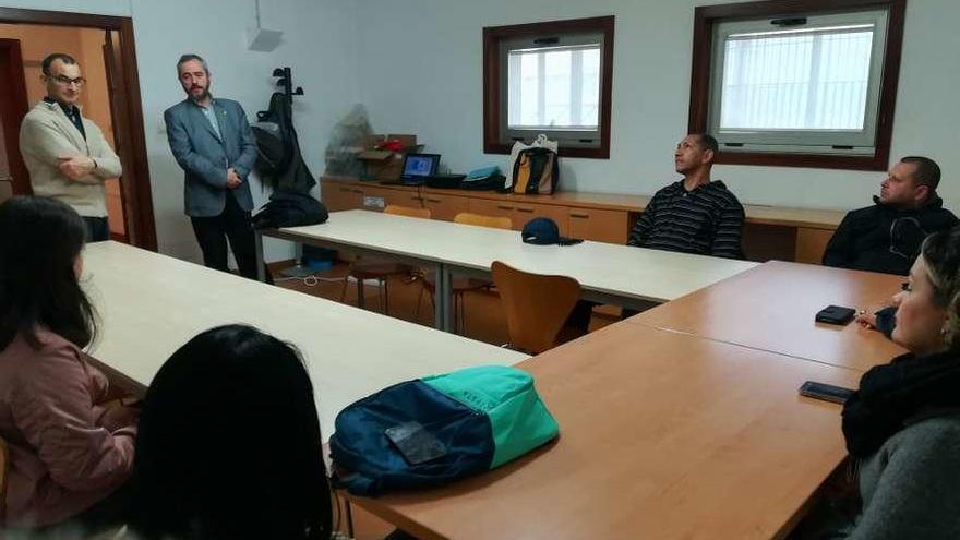 Extranjeros a la espera de protección internacional en un curso en el Centro Municipal de Teis. // FDV