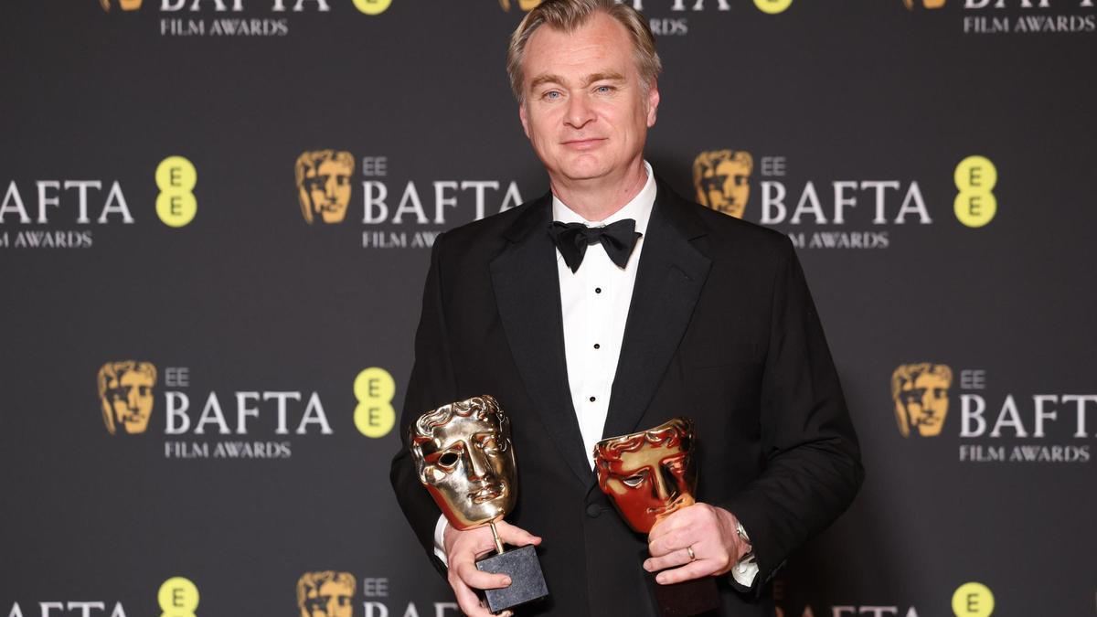 Christopher Nolan posa con los galardones a Mejor película y Mejor director tras la gala de los Premios Bafta.
