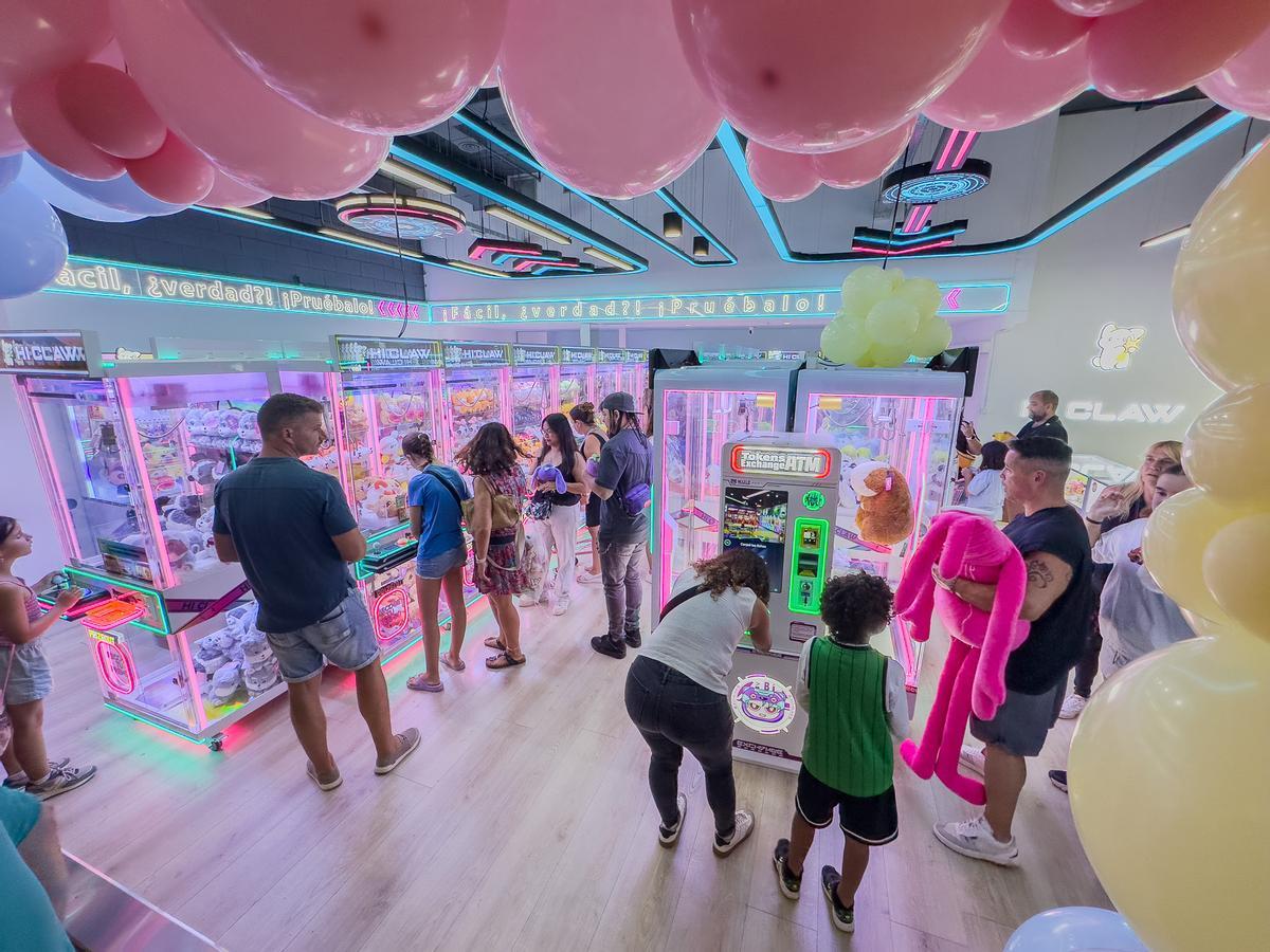 Máquinas de peluches en el HiClaw de Baricentro.