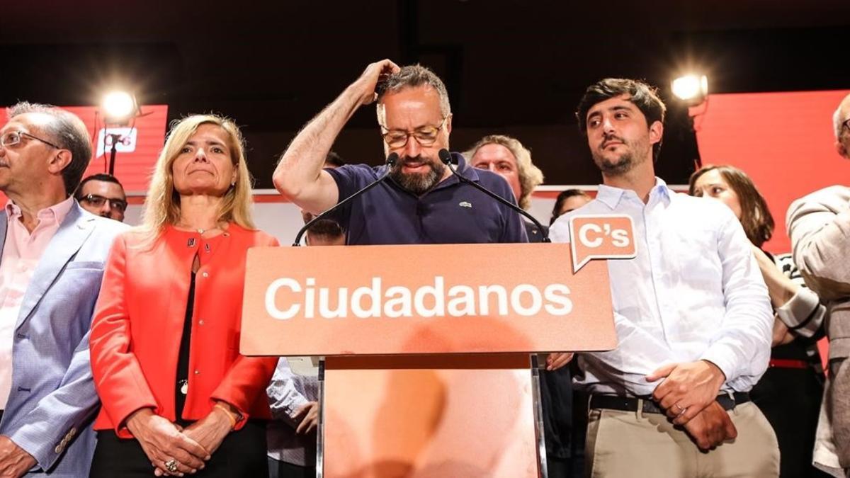 Juan Carlos Girauta se dirige a los militantes de Ciudadanos, la noche electoral del 26-J.