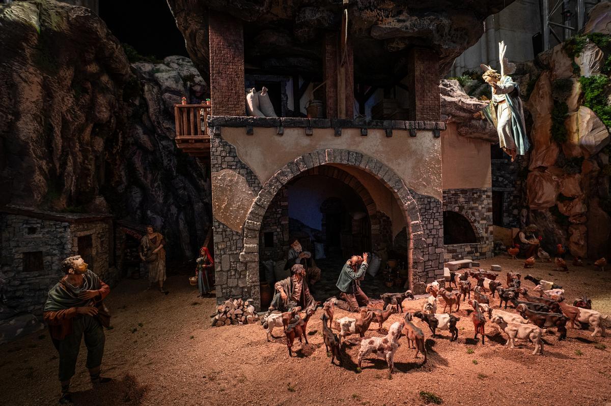 Barcelona estrena un belén tradicional más grande que nunca en la plaza Sant Jaume