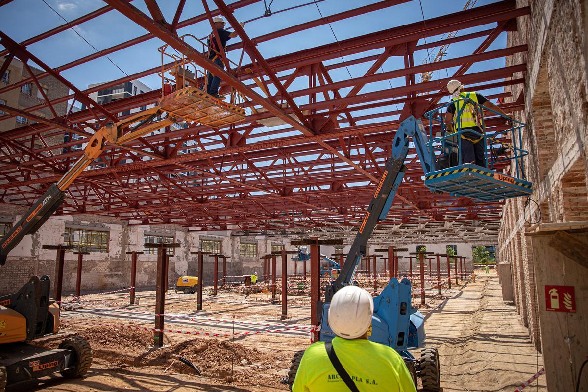 Operarios trabajan en las obras del hub de cooperativas de Can Batlló.