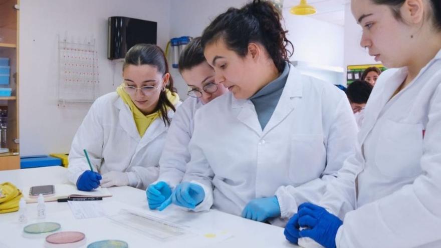 Alumnas de la rama sanitariadel CPR Aloya, durante una práctica de laboratorio.