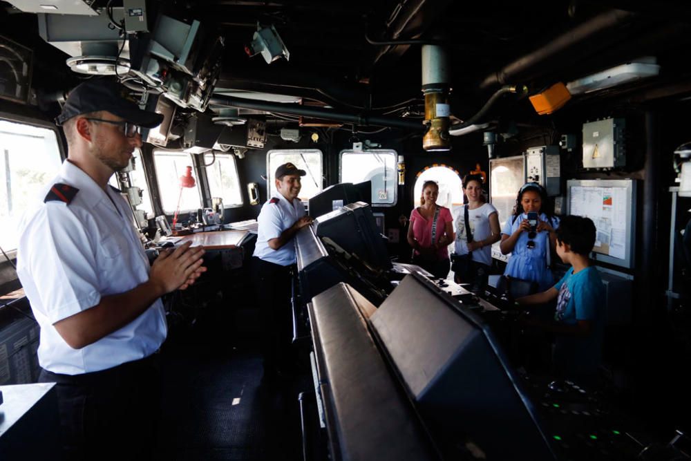 El buque de la Armada 'Infanta Cristina' abre sus puertas al público durante los dos días que estará atracado en el muelle dos del Puerto de Málaga.