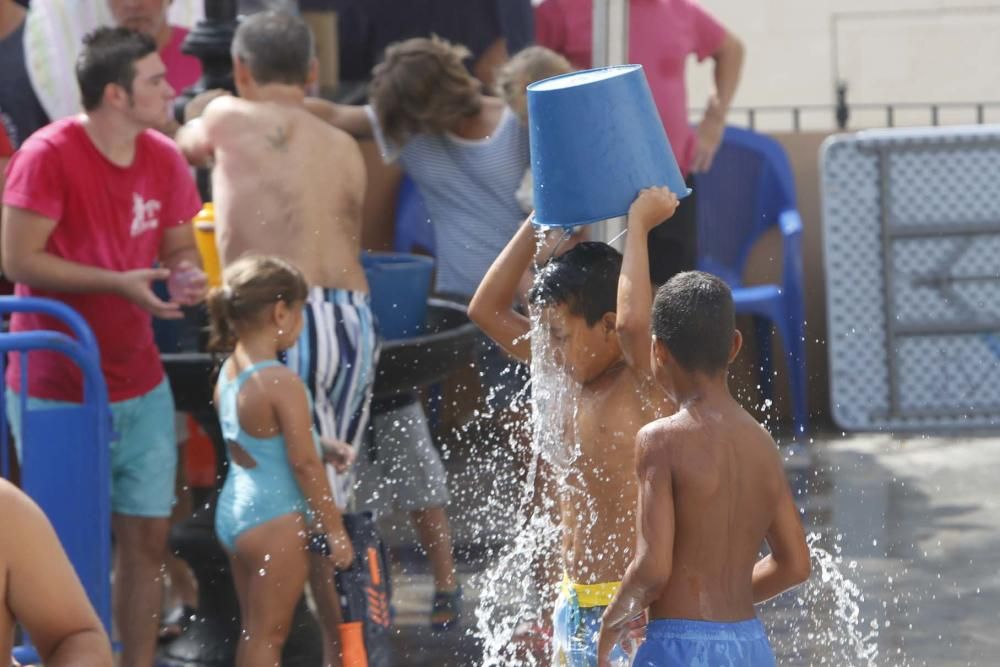 Un centenar de personas participan en la poalà, que se celebra en la plaza del Puente, en el Casco Antiguo de Alicante