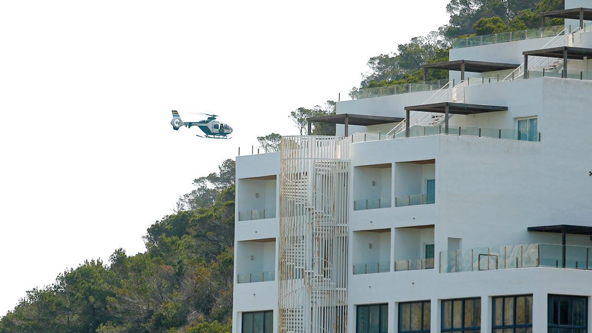 El helicóptero de la Guardia Civil sobrevolando la zona de Cala Llonga.