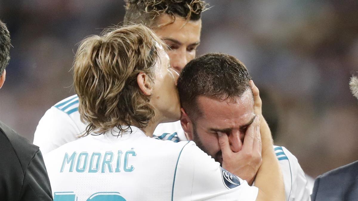 Carvajal llora consolado por Modric ante Cristiano tras su lesión muscular.
