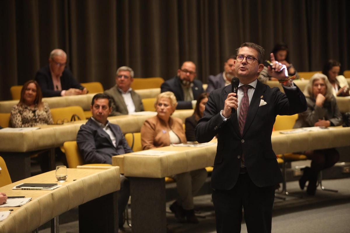 El profesor José Manuel Cansino, en un momento de su ponencia