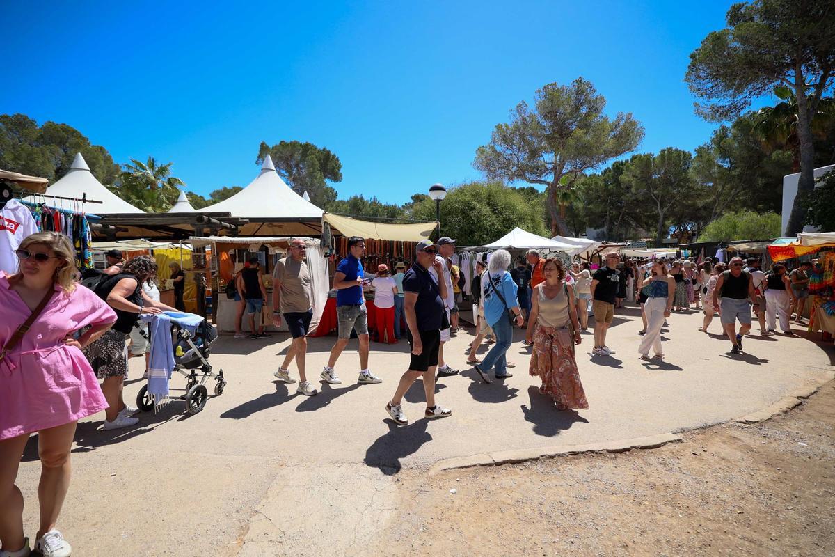 La apertura del Hippy Market de es Canar, en imágenes