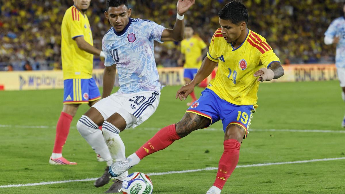 Cucho Hernández disputa el balón con Haxzel Quirós en un partido amistoso entre Colombia y Costa Rica previo a la Copa Mundial de Fútbol de 2026, en el estadio El Campín en Bogotá