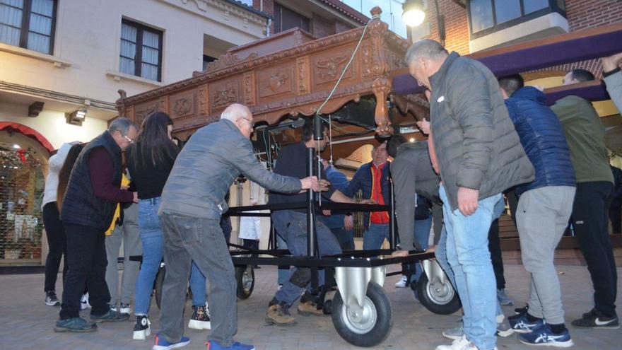 Cofrades del Nazareno preparando una de las andas, el pasado año. | E. P.