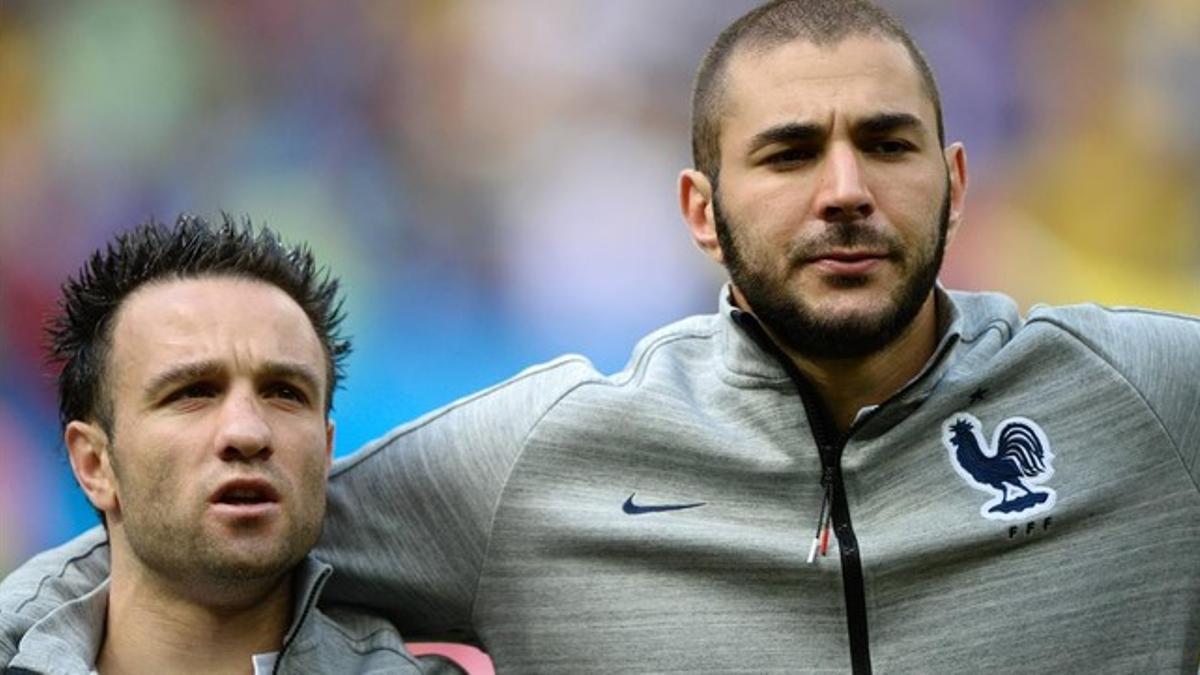 Benzema, junto a Valbunea en un partido de la selección francesa.