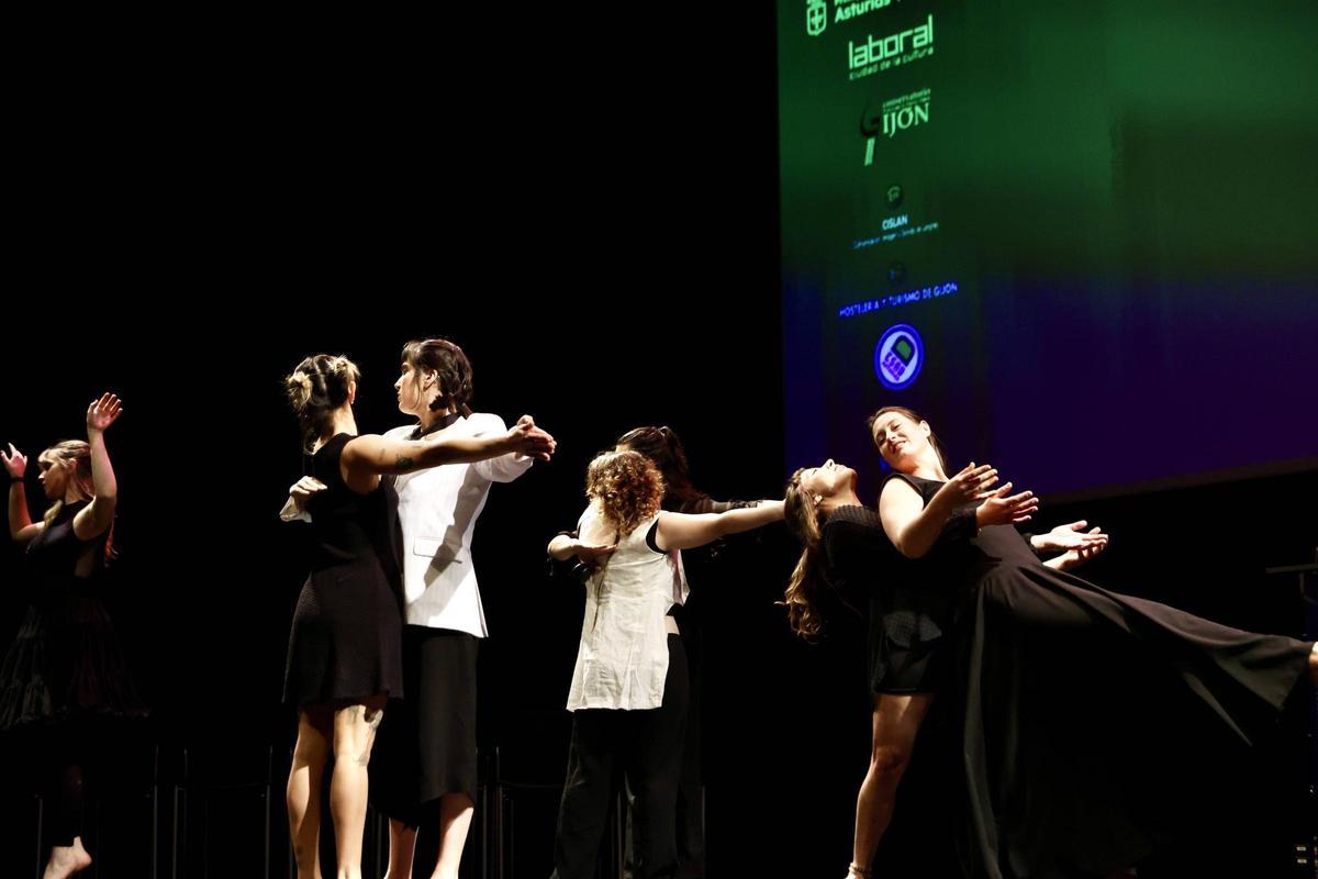 Entrega de los "Premios extraordinarios" de Educación en el teatro de la Laboral