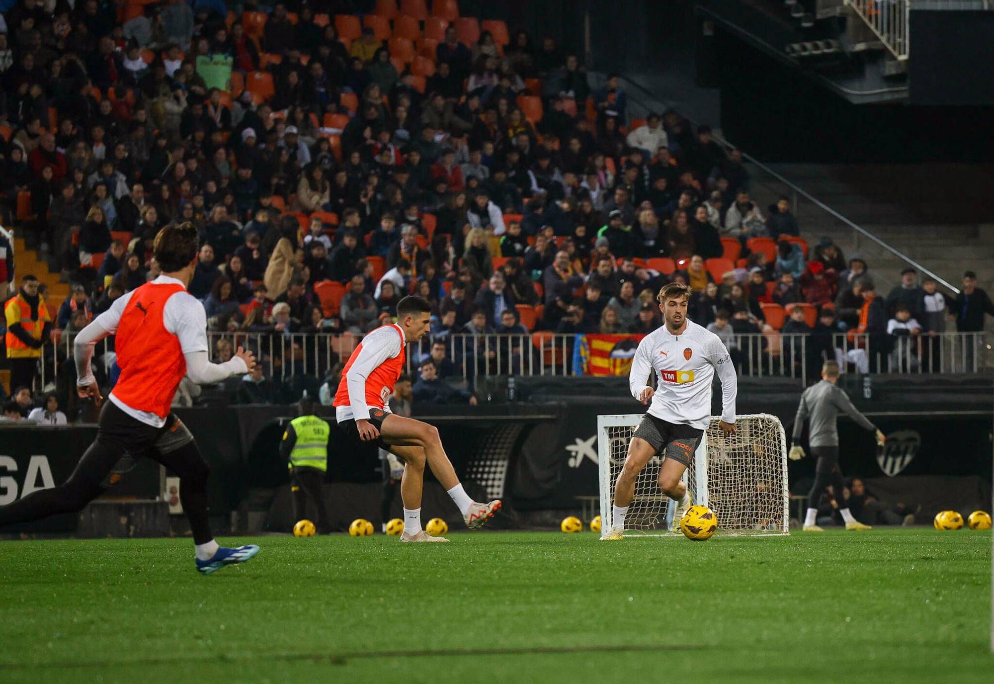El Valencia volvió a los entrenamientos y lo hizo ante cerca de 15.000 aficionados, que dieron color a las gradas de Mestalla