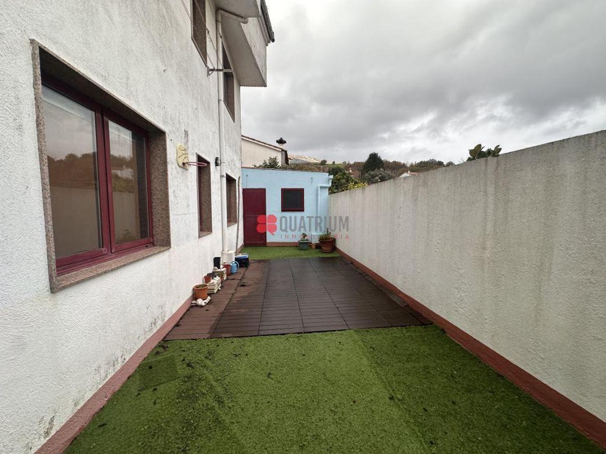 La terraza del piso a la venta en O Castiñeiriño