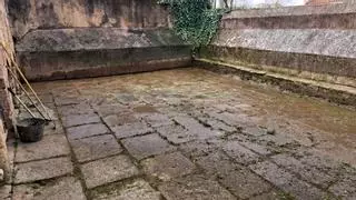 El Ayuntamiento de Cáceres limpia y desbroza Fuente Concejo, un paraje histórico de la ciudad