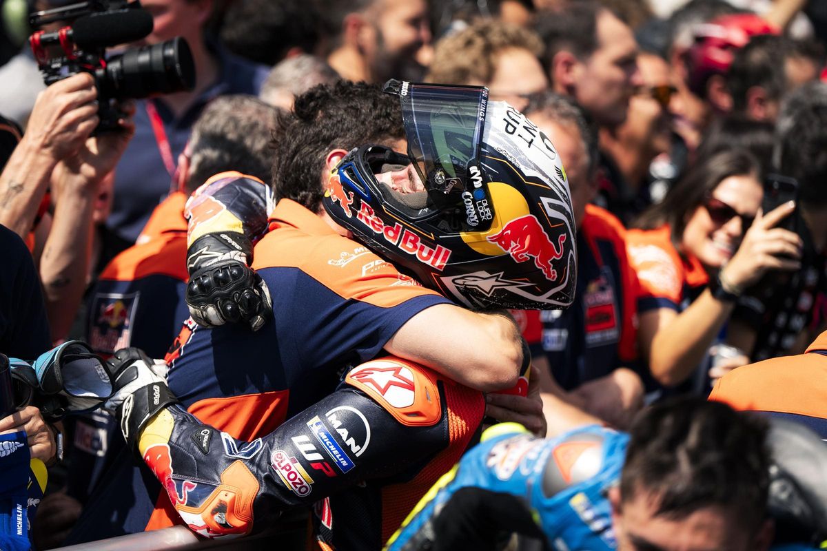 Pedro Acosta es abrazado efusivamente por uno de los mecánicos de KTM tras su podio en Brno.