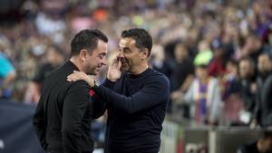 Xavi y Michel se saludan antes de iniciarse el partido de liga entre el FC Barcelona y el Girona.