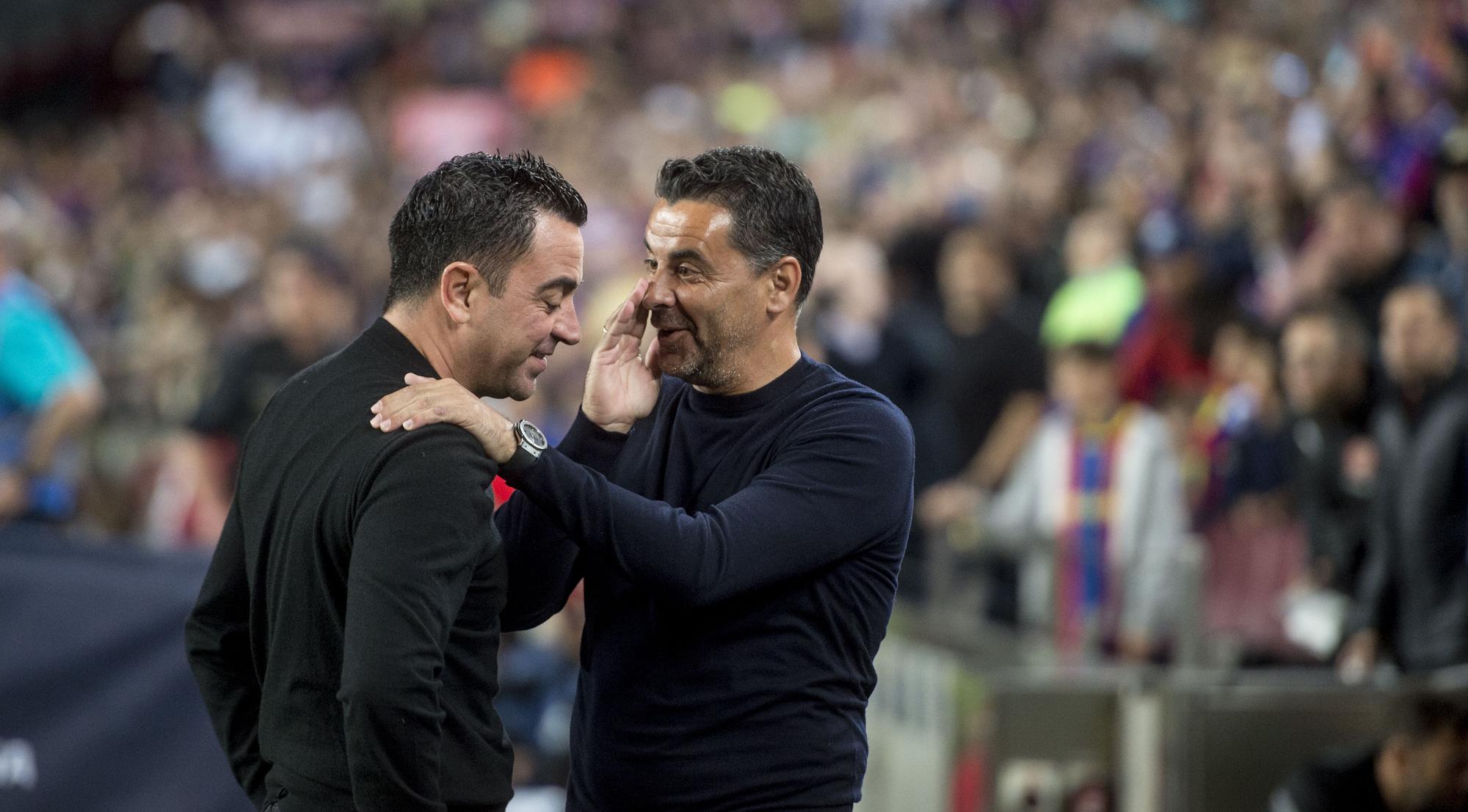 Xavi y Michel se saludan antes de iniciarse el partido de liga entre el FC Barcelona y el Girona.