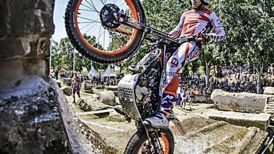 Toni Bou prova de superar un obstacle al Gran Premi d&#039;Holanda