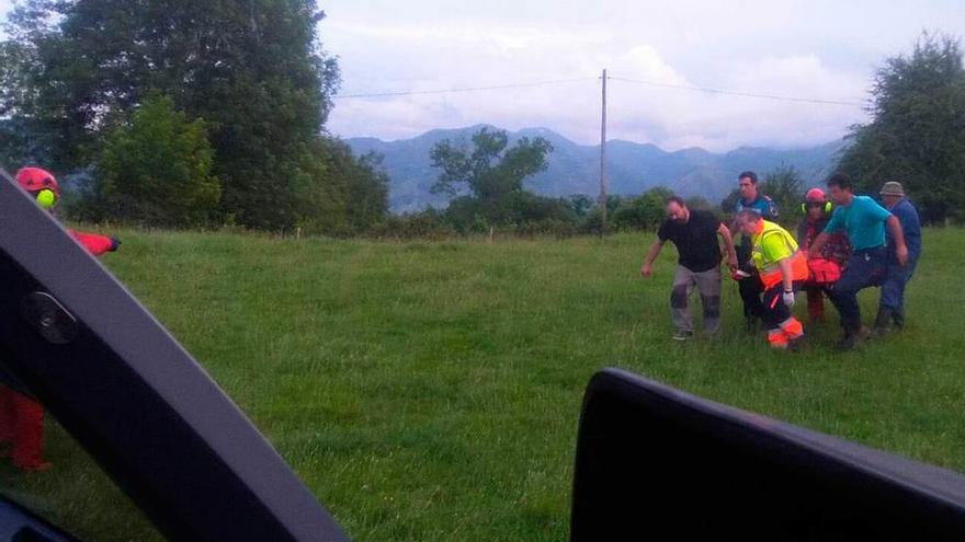 Traslado del ganadero al helicóptero desde la finca de La Cesa (Nava).