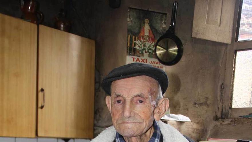 Herminio Llamazales Díaz, ayer, en su casa de Casielles (Ponga).