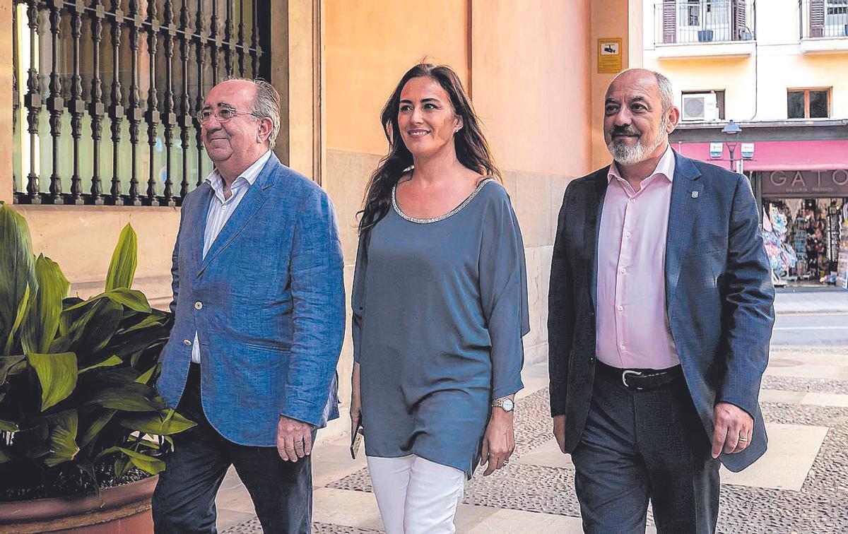 Los tres diputados díscolos entrando en el Parlament.