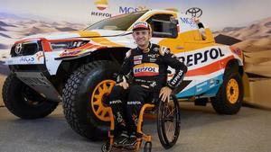 Isidre Esteve posa junto al coche que pilotará en el próximo Dakar.