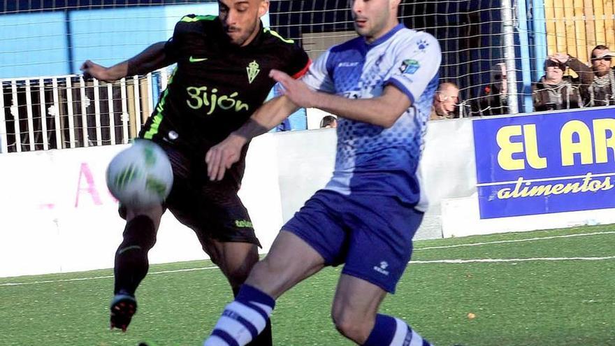 Cifre, del Sporting B, trata de despejar un balón ante la presión del delantero del Tuilla Villa.