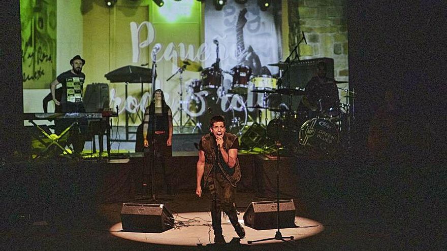 La lluvia dio tregua al Pequeño Rock and Roll y el público disfrutó en la “platea” de la calle