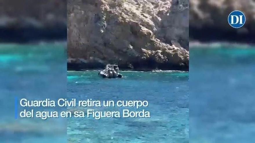 Efectivos de la Guardia Civil retiran un cadáver del agua en Ibiza