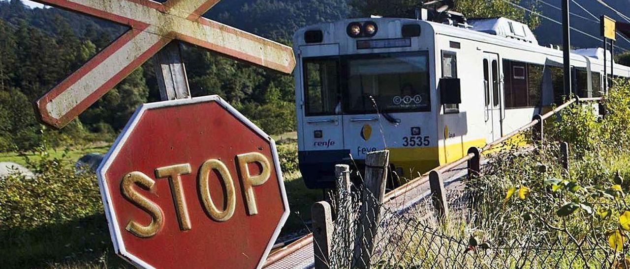 Un tren de Feve, detenido en un apeadero sin viajeros.