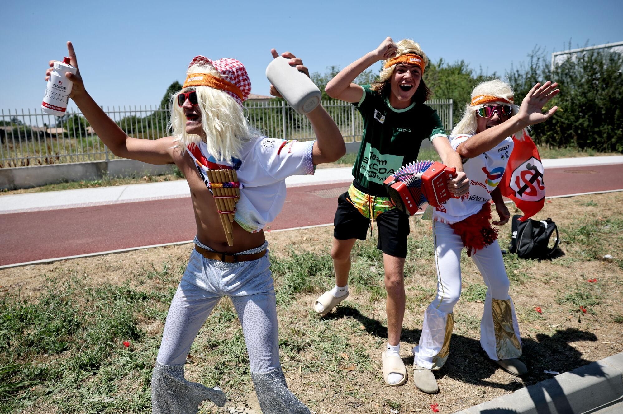 Toulouse (France), 16/07/2025.- Fans beside the road wait for the peloton passing by after the start of the 11th stage of the Tour de France cycling race over 156.8km around Toulouse, France, 16 July 2025. (Ciclismo, Francia) EFE/EPA/CHRISTOPHE PETIT TESSON