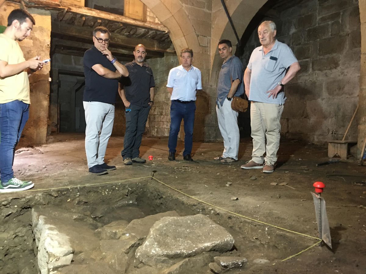 Un muro hallado dentro del edificio del siglo XVIII puede pertenecer a una construcción más antigua y dar información sobre la antigua configuración del convento.