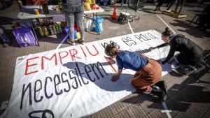 Concentración de los futuros vecinos de un bloque de viviendas de alquiler asequible pendientes de construir sobre un jardín de La Bordeta