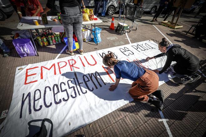 Concentración de los futuros vecinos de un bloque de viviendas de alquiler asequible pendientes de construir sobre un jardín de La Bordeta