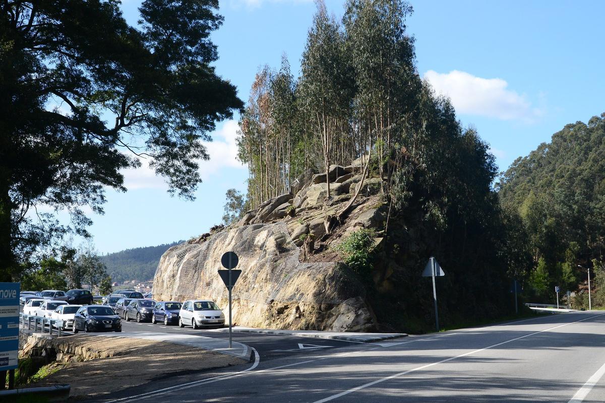 El &quot;Peñón&quot; que será retirado para ampliar el aparcamientpo disuasorio.