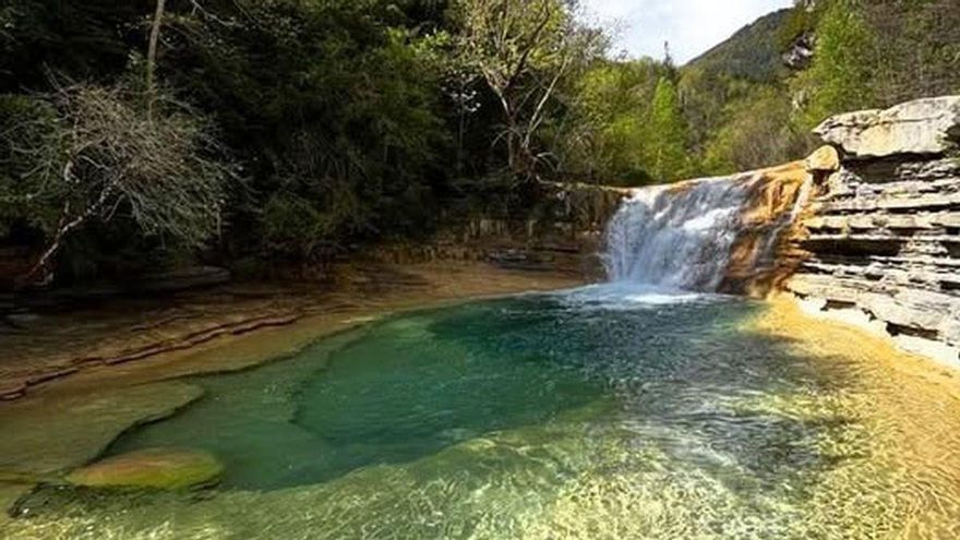 Estas piscinas naturales parecen del Caribe pero están en un pueblo deshabitado del Pirineo Aragonés