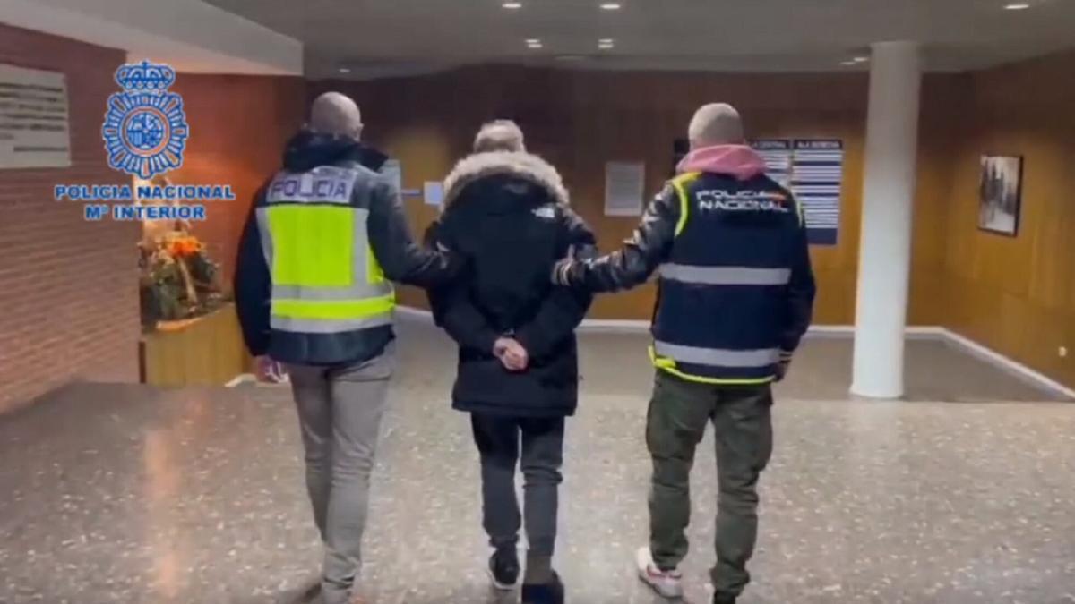 ASESINATO VIOLENCIA GÉNERO | Acechó toda la noche a su exmujer en el portal y, cuando ella salió de casa, la mató, a plena luz del día: le piden 30 años de cárcel